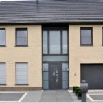 ramen en deuren america Ramen en kozijnen in hout, PVC en aluminium, op maat gemaakt en geproduceerd in België, met hoogwaardige isolatiewaarden, keuze uit dubbele of driedubbele beglazing, en duurzame afwerking voor energiezuinige woningen in Limburg en Nederland. Houten ramen en kozijnen met een klassieke en authentieke uitstraling, perfect voor renovatieprojecten en traditionele woningen, gemaakt van milieuvriendelijke houtsoorten zoals meranti en eiken, met vochtbestendige lak en thermische onderbreking. PVC ramen en kozijnen met onzichtbare naden, uitstekende geluidsisolatie, versterkte 5-kamerprofielen, en onderhoudsvrije eigenschappen, ideaal voor moderne nieuwbouwprojecten en betaalbare renovaties. Aluminium ramen en kozijnen met slanke profielen, maximale lichtinval, en een strak, modern design, geschikt voor architecturale projecten en weerbestendige toepassingen in Genk, Maastricht, Heerlen en de rest van Limburg. Onze ramen en kozijnen zijn beschikbaar in verschillende kleuren zoals wit, zwart, antraciet, en houtlook, met opties voor vliegenramen, ventilatieroosters, en inbraakwerend beslag. Perfecte combinatie van esthetiek en functionaliteit, met oplossingen voor klassieke, landelijke, en moderne woningstijlen. Kies voor ramen en kozijnen die voldoen aan de hoogste normen op het gebied van isolatie, veiligheid, en design, en geniet van persoonlijke service, gratis opmeting, en professioneel advies. Onze ramen en kozijnen verbeteren niet alleen het wooncomfort en de energie-efficiëntie, maar zijn ook ideaal voor projecten in Genk, Hasselt, Maasmechelen, Maastricht, Heerlen en andere steden in Limburg (Nederland). Bezoek onze showroom en ontdek onze brede selectie aan ramen en kozijnen, inclusief houten ramen met karaktervolle details, PVC ramen met kleurvaste afwerking, en aluminium ramen met hoogwaardige coating. Investeer in ramen en kozijnen van topkwaliteit en profiteer van lange levensduur, onderhoudsgemak, en de perfecte balans tussen prijs en prestatie.