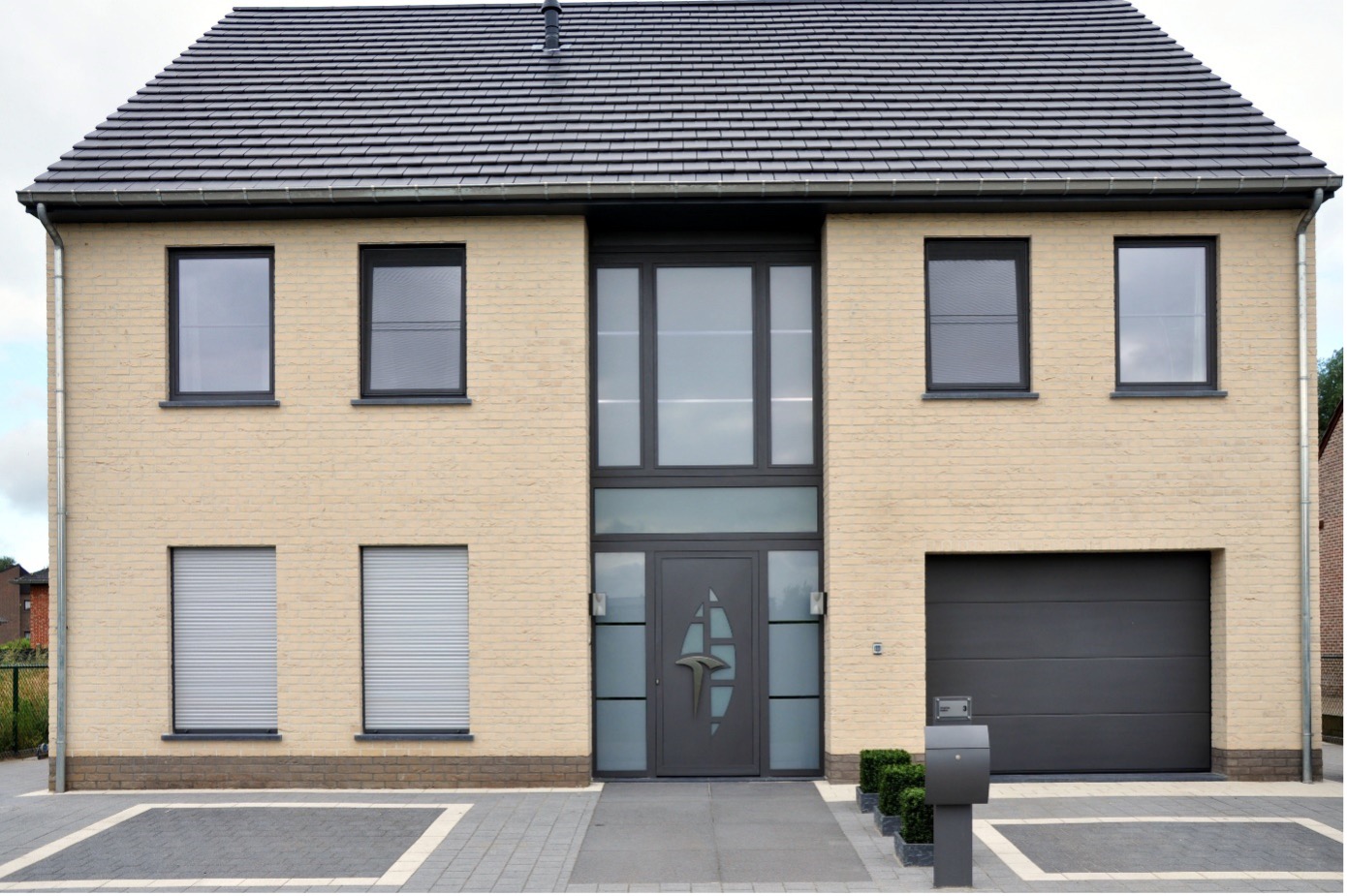 ramen en deuren america Ramen en kozijnen in hout, PVC en aluminium, op maat gemaakt en geproduceerd in België, met hoogwaardige isolatiewaarden, keuze uit dubbele of driedubbele beglazing, en duurzame afwerking voor energiezuinige woningen in Limburg en Nederland. Houten ramen en kozijnen met een klassieke en authentieke uitstraling, perfect voor renovatieprojecten en traditionele woningen, gemaakt van milieuvriendelijke houtsoorten zoals meranti en eiken, met vochtbestendige lak en thermische onderbreking. PVC ramen en kozijnen met onzichtbare naden, uitstekende geluidsisolatie, versterkte 5-kamerprofielen, en onderhoudsvrije eigenschappen, ideaal voor moderne nieuwbouwprojecten en betaalbare renovaties. Aluminium ramen en kozijnen met slanke profielen, maximale lichtinval, en een strak, modern design, geschikt voor architecturale projecten en weerbestendige toepassingen in Genk, Maastricht, Heerlen en de rest van Limburg. Onze ramen en kozijnen zijn beschikbaar in verschillende kleuren zoals wit, zwart, antraciet, en houtlook, met opties voor vliegenramen, ventilatieroosters, en inbraakwerend beslag. Perfecte combinatie van esthetiek en functionaliteit, met oplossingen voor klassieke, landelijke, en moderne woningstijlen. Kies voor ramen en kozijnen die voldoen aan de hoogste normen op het gebied van isolatie, veiligheid, en design, en geniet van persoonlijke service, gratis opmeting, en professioneel advies. Onze ramen en kozijnen verbeteren niet alleen het wooncomfort en de energie-efficiëntie, maar zijn ook ideaal voor projecten in Genk, Hasselt, Maasmechelen, Maastricht, Heerlen en andere steden in Limburg (Nederland). Bezoek onze showroom en ontdek onze brede selectie aan ramen en kozijnen, inclusief houten ramen met karaktervolle details, PVC ramen met kleurvaste afwerking, en aluminium ramen met hoogwaardige coating. Investeer in ramen en kozijnen van topkwaliteit en profiteer van lange levensduur, onderhoudsgemak, en de perfecte balans tussen prijs en prestatie.