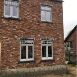 Ramen 4 RD America ramen en kozijnen in hout, PVC en aluminium, op maat gemaakt en geproduceerd in België, met hoogwaardige isolatiewaarden, keuze uit dubbele of driedubbele beglazing, en duurzame afwerking voor energiezuinige woningen in Limburg en Nederland. Houten ramen en kozijnen met een klassieke en authentieke uitstraling, perfect voor renovatieprojecten en traditionele woningen, gemaakt van milieuvriendelijke houtsoorten zoals meranti en eiken, met vochtbestendige lak en thermische onderbreking. PVC ramen en kozijnen met onzichtbare naden, uitstekende geluidsisolatie, versterkte 5-kamerprofielen, en onderhoudsvrije eigenschappen, ideaal voor moderne nieuwbouwprojecten en betaalbare renovaties. Aluminium ramen en kozijnen van RD America met slanke profielen, maximale lichtinval, en een strak, modern design, geschikt voor architecturale projecten en weerbestendige toepassingen in Genk, Maastricht, Heerlen en de rest van Limburg. Onze RD America ramen en kozijnen zijn beschikbaar in verschillende kleuren zoals wit, zwart, antraciet, en houtlook, met opties voor vliegenramen, ventilatieroosters, en inbraakwerend beslag. Perfecte combinatie van esthetiek en functionaliteit, met oplossingen voor klassieke, landelijke, en moderne woningstijlen. Kies voor RD America ramen en kozijnen die voldoen aan de hoogste normen op het gebied van isolatie, veiligheid, en design, en geniet van persoonlijke service, gratis opmeting, en professioneel advies. Onze ramen en kozijnen verbeteren niet alleen het wooncomfort en de energie-efficiëntie, maar zijn ook ideaal voor projecten in Genk, Hasselt, Maasmechelen, Maastricht, Heerlen en andere steden in Limburg (Nederland). Bezoek onze showroom en ontdek de brede selectie aan America ramen en kozijnen, inclusief houten ramen met karaktervolle details, PVC ramen met kleurvaste afwerking, en aluminium ramen met hoogwaardige coating. Investeer in RD America ramen en kozijnen van topkwaliteit en profiteer van lange levensduur, onderhoudsgemak, en de perfecte balans tussen prijs en prestatie.