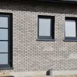 2015-04-13 11.23.22 Ramen en kozijnen in hout, PVC en aluminium, op maat gemaakt en geproduceerd in België, met hoogwaardige isolatiewaarden, keuze uit dubbele of driedubbele beglazing, en duurzame afwerking voor energiezuinige woningen in Limburg en Nederland. Houten ramen en kozijnen met een klassieke en authentieke uitstraling, perfect voor renovatieprojecten en traditionele woningen, gemaakt van milieuvriendelijke houtsoorten zoals meranti en eiken, met vochtbestendige lak en thermische onderbreking. PVC ramen en kozijnen met onzichtbare naden, uitstekende geluidsisolatie, versterkte 5-kamerprofielen, en onderhoudsvrije eigenschappen, ideaal voor moderne nieuwbouwprojecten en betaalbare renovaties. Aluminium ramen en kozijnen met slanke profielen, maximale lichtinval, en een strak, modern design, geschikt voor architecturale projecten en weerbestendige toepassingen in Genk, Maastricht, Heerlen en de rest van Limburg. Onze ramen en kozijnen zijn beschikbaar in verschillende kleuren zoals wit, zwart, antraciet, en houtlook, met opties voor vliegenramen, ventilatieroosters, en inbraakwerend beslag. Perfecte combinatie van esthetiek en functionaliteit, met oplossingen voor klassieke, landelijke, en moderne woningstijlen. Kies voor ramen en kozijnen die voldoen aan de hoogste normen op het gebied van isolatie, veiligheid, en design, en geniet van persoonlijke service, gratis opmeting, en professioneel advies. Onze ramen en kozijnen verbeteren niet alleen het wooncomfort en de energie-efficiëntie, maar zijn ook ideaal voor projecten in Genk, Hasselt, Maasmechelen, Maastricht, Heerlen en andere steden in Limburg (Nederland). Bezoek onze showroom en ontdek onze brede selectie aan ramen en kozijnen, inclusief houten ramen met karaktervolle details, PVC ramen met kleurvaste afwerking, en aluminium ramen met hoogwaardige coating. Investeer in ramen en kozijnen van topkwaliteit en profiteer van lange levensduur, onderhoudsgemak, en de perfecte balans tussen prijs en prestatie.