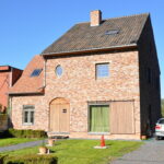 2015-09-30 10.13.53 Ramen en kozijnen in hout, PVC en aluminium, op maat gemaakt en geproduceerd in België, met hoogwaardige isolatiewaarden, keuze uit dubbele of driedubbele beglazing, en duurzame afwerking voor energiezuinige woningen in Limburg en Nederland. Houten ramen en kozijnen met een klassieke en authentieke uitstraling, perfect voor renovatieprojecten en traditionele woningen, gemaakt van milieuvriendelijke houtsoorten zoals meranti en eiken, met vochtbestendige lak en thermische onderbreking. PVC ramen en kozijnen met onzichtbare naden, uitstekende geluidsisolatie, versterkte 5-kamerprofielen, en onderhoudsvrije eigenschappen, ideaal voor moderne nieuwbouwprojecten en betaalbare renovaties. Aluminium ramen en kozijnen met slanke profielen, maximale lichtinval, en een strak, modern design, geschikt voor architecturale projecten en weerbestendige toepassingen in Genk, Maastricht, Heerlen en de rest van Limburg. Onze ramen en kozijnen zijn beschikbaar in verschillende kleuren zoals wit, zwart, antraciet, en houtlook, met opties voor vliegenramen, ventilatieroosters, en inbraakwerend beslag. Perfecte combinatie van esthetiek en functionaliteit, met oplossingen voor klassieke, landelijke, en moderne woningstijlen. Kies voor ramen en kozijnen die voldoen aan de hoogste normen op het gebied van isolatie, veiligheid, en design, en geniet van persoonlijke service, gratis opmeting, en professioneel advies. Onze ramen en kozijnen verbeteren niet alleen het wooncomfort en de energie-efficiëntie, maar zijn ook ideaal voor projecten in Genk, Hasselt, Maasmechelen, Maastricht, Heerlen en andere steden in Limburg (Nederland). Bezoek onze showroom en ontdek onze brede selectie aan ramen en kozijnen, inclusief houten ramen met karaktervolle details, PVC ramen met kleurvaste afwerking, en aluminium ramen met hoogwaardige coating. Investeer in ramen en kozijnen van topkwaliteit en profiteer van lange levensduur, onderhoudsgemak, en de perfecte balans tussen prijs en prestatie.