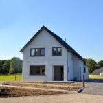 2015-10-01 16.34.26 Ramen en kozijnen in hout, PVC en aluminium, op maat gemaakt en geproduceerd in België, met hoogwaardige isolatiewaarden, keuze uit dubbele of driedubbele beglazing, en duurzame afwerking voor energiezuinige woningen in Limburg en Nederland. Houten ramen en kozijnen met een klassieke en authentieke uitstraling, perfect voor renovatieprojecten en traditionele woningen, gemaakt van milieuvriendelijke houtsoorten zoals meranti en eiken, met vochtbestendige lak en thermische onderbreking. PVC ramen en kozijnen met onzichtbare naden, uitstekende geluidsisolatie, versterkte 5-kamerprofielen, en onderhoudsvrije eigenschappen, ideaal voor moderne nieuwbouwprojecten en betaalbare renovaties. Aluminium ramen en kozijnen met slanke profielen, maximale lichtinval, en een strak, modern design, geschikt voor architecturale projecten en weerbestendige toepassingen in Genk, Maastricht, Heerlen en de rest van Limburg. Onze ramen en kozijnen zijn beschikbaar in verschillende kleuren zoals wit, zwart, antraciet, en houtlook, met opties voor vliegenramen, ventilatieroosters, en inbraakwerend beslag. Perfecte combinatie van esthetiek en functionaliteit, met oplossingen voor klassieke, landelijke, en moderne woningstijlen. Kies voor ramen en kozijnen die voldoen aan de hoogste normen op het gebied van isolatie, veiligheid, en design, en geniet van persoonlijke service, gratis opmeting, en professioneel advies. Onze ramen en kozijnen verbeteren niet alleen het wooncomfort en de energie-efficiëntie, maar zijn ook ideaal voor projecten in Genk, Hasselt, Maasmechelen, Maastricht, Heerlen en andere steden in Limburg (Nederland). Bezoek onze showroom en ontdek onze brede selectie aan ramen en kozijnen, inclusief houten ramen met karaktervolle details, PVC ramen met kleurvaste afwerking, en aluminium ramen met hoogwaardige coating. Investeer in ramen en kozijnen van topkwaliteit en profiteer van lange levensduur, onderhoudsgemak, en de perfecte balans tussen prijs en prestatie.