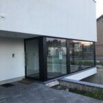 2017-11-06 16.40.08 Ramen en kozijnen in hout, PVC en aluminium, op maat gemaakt en geproduceerd in België, met hoogwaardige isolatiewaarden, keuze uit dubbele of driedubbele beglazing, en duurzame afwerking voor energiezuinige woningen in Limburg en Nederland. Houten ramen en kozijnen met een klassieke en authentieke uitstraling, perfect voor renovatieprojecten en traditionele woningen, gemaakt van milieuvriendelijke houtsoorten zoals meranti en eiken, met vochtbestendige lak en thermische onderbreking. PVC ramen en kozijnen met onzichtbare naden, uitstekende geluidsisolatie, versterkte 5-kamerprofielen, en onderhoudsvrije eigenschappen, ideaal voor moderne nieuwbouwprojecten en betaalbare renovaties. Aluminium ramen en kozijnen met slanke profielen, maximale lichtinval, en een strak, modern design, geschikt voor architecturale projecten en weerbestendige toepassingen in Genk, Maastricht, Heerlen en de rest van Limburg. Onze ramen en kozijnen zijn beschikbaar in verschillende kleuren zoals wit, zwart, antraciet, en houtlook, met opties voor vliegenramen, ventilatieroosters, en inbraakwerend beslag. Perfecte combinatie van esthetiek en functionaliteit, met oplossingen voor klassieke, landelijke, en moderne woningstijlen. Kies voor ramen en kozijnen die voldoen aan de hoogste normen op het gebied van isolatie, veiligheid, en design, en geniet van persoonlijke service, gratis opmeting, en professioneel advies. Onze ramen en kozijnen verbeteren niet alleen het wooncomfort en de energie-efficiëntie, maar zijn ook ideaal voor projecten in Genk, Hasselt, Maasmechelen, Maastricht, Heerlen en andere steden in Limburg (Nederland). Bezoek onze showroom en ontdek onze brede selectie aan ramen en kozijnen, inclusief houten ramen met karaktervolle details, PVC ramen met kleurvaste afwerking, en aluminium ramen met hoogwaardige coating. Investeer in ramen en kozijnen van topkwaliteit en profiteer van lange levensduur, onderhoudsgemak, en de perfecte balans tussen prijs en prestatie.