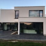 2017-11-06 16.44.29 Ramen en kozijnen in hout, PVC en aluminium, op maat gemaakt en geproduceerd in België, met hoogwaardige isolatiewaarden, keuze uit dubbele of driedubbele beglazing, en duurzame afwerking voor energiezuinige woningen in Limburg en Nederland. Houten ramen en kozijnen met een klassieke en authentieke uitstraling, perfect voor renovatieprojecten en traditionele woningen, gemaakt van milieuvriendelijke houtsoorten zoals meranti en eiken, met vochtbestendige lak en thermische onderbreking. PVC ramen en kozijnen met onzichtbare naden, uitstekende geluidsisolatie, versterkte 5-kamerprofielen, en onderhoudsvrije eigenschappen, ideaal voor moderne nieuwbouwprojecten en betaalbare renovaties. Aluminium ramen en kozijnen met slanke profielen, maximale lichtinval, en een strak, modern design, geschikt voor architecturale projecten en weerbestendige toepassingen in Genk, Maastricht, Heerlen en de rest van Limburg. Onze ramen en kozijnen zijn beschikbaar in verschillende kleuren zoals wit, zwart, antraciet, en houtlook, met opties voor vliegenramen, ventilatieroosters, en inbraakwerend beslag. Perfecte combinatie van esthetiek en functionaliteit, met oplossingen voor klassieke, landelijke, en moderne woningstijlen. Kies voor ramen en kozijnen die voldoen aan de hoogste normen op het gebied van isolatie, veiligheid, en design, en geniet van persoonlijke service, gratis opmeting, en professioneel advies. Onze ramen en kozijnen verbeteren niet alleen het wooncomfort en de energie-efficiëntie, maar zijn ook ideaal voor projecten in Genk, Hasselt, Maasmechelen, Maastricht, Heerlen en andere steden in Limburg (Nederland). Bezoek onze showroom en ontdek onze brede selectie aan ramen en kozijnen, inclusief houten ramen met karaktervolle details, PVC ramen met kleurvaste afwerking, en aluminium ramen met hoogwaardige coating. Investeer in ramen en kozijnen van topkwaliteit en profiteer van lange levensduur, onderhoudsgemak, en de perfecte balans tussen prijs en prestatie.