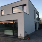 2017-11-06 16.46.09 Ramen en kozijnen in hout, PVC en aluminium, op maat gemaakt en geproduceerd in België, met hoogwaardige isolatiewaarden, keuze uit dubbele of driedubbele beglazing, en duurzame afwerking voor energiezuinige woningen in Limburg en Nederland. Houten ramen en kozijnen met een klassieke en authentieke uitstraling, perfect voor renovatieprojecten en traditionele woningen, gemaakt van milieuvriendelijke houtsoorten zoals meranti en eiken, met vochtbestendige lak en thermische onderbreking. PVC ramen en kozijnen met onzichtbare naden, uitstekende geluidsisolatie, versterkte 5-kamerprofielen, en onderhoudsvrije eigenschappen, ideaal voor moderne nieuwbouwprojecten en betaalbare renovaties. Aluminium ramen en kozijnen met slanke profielen, maximale lichtinval, en een strak, modern design, geschikt voor architecturale projecten en weerbestendige toepassingen in Genk, Maastricht, Heerlen en de rest van Limburg. Onze ramen en kozijnen zijn beschikbaar in verschillende kleuren zoals wit, zwart, antraciet, en houtlook, met opties voor vliegenramen, ventilatieroosters, en inbraakwerend beslag. Perfecte combinatie van esthetiek en functionaliteit, met oplossingen voor klassieke, landelijke, en moderne woningstijlen. Kies voor ramen en kozijnen die voldoen aan de hoogste normen op het gebied van isolatie, veiligheid, en design, en geniet van persoonlijke service, gratis opmeting, en professioneel advies. Onze ramen en kozijnen verbeteren niet alleen het wooncomfort en de energie-efficiëntie, maar zijn ook ideaal voor projecten in Genk, Hasselt, Maasmechelen, Maastricht, Heerlen en andere steden in Limburg (Nederland). Bezoek onze showroom en ontdek onze brede selectie aan ramen en kozijnen, inclusief houten ramen met karaktervolle details, PVC ramen met kleurvaste afwerking, en aluminium ramen met hoogwaardige coating. Investeer in ramen en kozijnen van topkwaliteit en profiteer van lange levensduur, onderhoudsgemak, en de perfecte balans tussen prijs en prestatie.