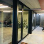 2017-11-06 16.49.47 Ramen en kozijnen in hout, PVC en aluminium, op maat gemaakt en geproduceerd in België, met hoogwaardige isolatiewaarden, keuze uit dubbele of driedubbele beglazing, en duurzame afwerking voor energiezuinige woningen in Limburg en Nederland. Houten ramen en kozijnen met een klassieke en authentieke uitstraling, perfect voor renovatieprojecten en traditionele woningen, gemaakt van milieuvriendelijke houtsoorten zoals meranti en eiken, met vochtbestendige lak en thermische onderbreking. PVC ramen en kozijnen met onzichtbare naden, uitstekende geluidsisolatie, versterkte 5-kamerprofielen, en onderhoudsvrije eigenschappen, ideaal voor moderne nieuwbouwprojecten en betaalbare renovaties. Aluminium ramen en kozijnen met slanke profielen, maximale lichtinval, en een strak, modern design, geschikt voor architecturale projecten en weerbestendige toepassingen in Genk, Maastricht, Heerlen en de rest van Limburg. Onze ramen en kozijnen zijn beschikbaar in verschillende kleuren zoals wit, zwart, antraciet, en houtlook, met opties voor vliegenramen, ventilatieroosters, en inbraakwerend beslag. Perfecte combinatie van esthetiek en functionaliteit, met oplossingen voor klassieke, landelijke, en moderne woningstijlen. Kies voor ramen en kozijnen die voldoen aan de hoogste normen op het gebied van isolatie, veiligheid, en design, en geniet van persoonlijke service, gratis opmeting, en professioneel advies. Onze ramen en kozijnen verbeteren niet alleen het wooncomfort en de energie-efficiëntie, maar zijn ook ideaal voor projecten in Genk, Hasselt, Maasmechelen, Maastricht, Heerlen en andere steden in Limburg (Nederland). Bezoek onze showroom en ontdek onze brede selectie aan ramen en kozijnen, inclusief houten ramen met karaktervolle details, PVC ramen met kleurvaste afwerking, en aluminium ramen met hoogwaardige coating. Investeer in ramen en kozijnen van topkwaliteit en profiteer van lange levensduur, onderhoudsgemak, en de perfecte balans tussen prijs en prestatie.