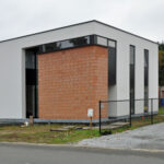 2017-11-16 16.17.20 Ramen en kozijnen in hout, PVC en aluminium, op maat gemaakt en geproduceerd in België, met hoogwaardige isolatiewaarden, keuze uit dubbele of driedubbele beglazing, en duurzame afwerking voor energiezuinige woningen in Limburg en Nederland. Houten ramen en kozijnen met een klassieke en authentieke uitstraling, perfect voor renovatieprojecten en traditionele woningen, gemaakt van milieuvriendelijke houtsoorten zoals meranti en eiken, met vochtbestendige lak en thermische onderbreking. PVC ramen en kozijnen met onzichtbare naden, uitstekende geluidsisolatie, versterkte 5-kamerprofielen, en onderhoudsvrije eigenschappen, ideaal voor moderne nieuwbouwprojecten en betaalbare renovaties. Aluminium ramen en kozijnen met slanke profielen, maximale lichtinval, en een strak, modern design, geschikt voor architecturale projecten en weerbestendige toepassingen in Genk, Maastricht, Heerlen en de rest van Limburg. Onze ramen en kozijnen zijn beschikbaar in verschillende kleuren zoals wit, zwart, antraciet, en houtlook, met opties voor vliegenramen, ventilatieroosters, en inbraakwerend beslag. Perfecte combinatie van esthetiek en functionaliteit, met oplossingen voor klassieke, landelijke, en moderne woningstijlen. Kies voor ramen en kozijnen die voldoen aan de hoogste normen op het gebied van isolatie, veiligheid, en design, en geniet van persoonlijke service, gratis opmeting, en professioneel advies. Onze ramen en kozijnen verbeteren niet alleen het wooncomfort en de energie-efficiëntie, maar zijn ook ideaal voor projecten in Genk, Hasselt, Maasmechelen, Maastricht, Heerlen en andere steden in Limburg (Nederland). Bezoek onze showroom en ontdek onze brede selectie aan ramen en kozijnen, inclusief houten ramen met karaktervolle details, PVC ramen met kleurvaste afwerking, en aluminium ramen met hoogwaardige coating. Investeer in ramen en kozijnen van topkwaliteit en profiteer van lange levensduur, onderhoudsgemak, en de perfecte balans tussen prijs en prestatie.