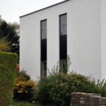 2017-11-16 16.18.39 Ramen en kozijnen in hout, PVC en aluminium, op maat gemaakt en geproduceerd in België, met hoogwaardige isolatiewaarden, keuze uit dubbele of driedubbele beglazing, en duurzame afwerking voor energiezuinige woningen in Limburg en Nederland. Houten ramen en kozijnen met een klassieke en authentieke uitstraling, perfect voor renovatieprojecten en traditionele woningen, gemaakt van milieuvriendelijke houtsoorten zoals meranti en eiken, met vochtbestendige lak en thermische onderbreking. PVC ramen en kozijnen met onzichtbare naden, uitstekende geluidsisolatie, versterkte 5-kamerprofielen, en onderhoudsvrije eigenschappen, ideaal voor moderne nieuwbouwprojecten en betaalbare renovaties. Aluminium ramen en kozijnen met slanke profielen, maximale lichtinval, en een strak, modern design, geschikt voor architecturale projecten en weerbestendige toepassingen in Genk, Maastricht, Heerlen en de rest van Limburg. Onze ramen en kozijnen zijn beschikbaar in verschillende kleuren zoals wit, zwart, antraciet, en houtlook, met opties voor vliegenramen, ventilatieroosters, en inbraakwerend beslag. Perfecte combinatie van esthetiek en functionaliteit, met oplossingen voor klassieke, landelijke, en moderne woningstijlen. Kies voor ramen en kozijnen die voldoen aan de hoogste normen op het gebied van isolatie, veiligheid, en design, en geniet van persoonlijke service, gratis opmeting, en professioneel advies. Onze ramen en kozijnen verbeteren niet alleen het wooncomfort en de energie-efficiëntie, maar zijn ook ideaal voor projecten in Genk, Hasselt, Maasmechelen, Maastricht, Heerlen en andere steden in Limburg (Nederland). Bezoek onze showroom en ontdek onze brede selectie aan ramen en kozijnen, inclusief houten ramen met karaktervolle details, PVC ramen met kleurvaste afwerking, en aluminium ramen met hoogwaardige coating. Investeer in ramen en kozijnen van topkwaliteit en profiteer van lange levensduur, onderhoudsgemak, en de perfecte balans tussen prijs en prestatie.