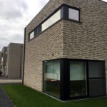 2017-11-18 12.16.43-1 Ramen en kozijnen in hout, PVC en aluminium, op maat gemaakt en geproduceerd in België, met hoogwaardige isolatiewaarden, keuze uit dubbele of driedubbele beglazing, en duurzame afwerking voor energiezuinige woningen in Limburg en Nederland. Houten ramen en kozijnen met een klassieke en authentieke uitstraling, perfect voor renovatieprojecten en traditionele woningen, gemaakt van milieuvriendelijke houtsoorten zoals meranti en eiken, met vochtbestendige lak en thermische onderbreking. PVC ramen en kozijnen met onzichtbare naden, uitstekende geluidsisolatie, versterkte 5-kamerprofielen, en onderhoudsvrije eigenschappen, ideaal voor moderne nieuwbouwprojecten en betaalbare renovaties. Aluminium ramen en kozijnen met slanke profielen, maximale lichtinval, en een strak, modern design, geschikt voor architecturale projecten en weerbestendige toepassingen in Genk, Maastricht, Heerlen en de rest van Limburg. Onze ramen en kozijnen zijn beschikbaar in verschillende kleuren zoals wit, zwart, antraciet, en houtlook, met opties voor vliegenramen, ventilatieroosters, en inbraakwerend beslag. Perfecte combinatie van esthetiek en functionaliteit, met oplossingen voor klassieke, landelijke, en moderne woningstijlen. Kies voor ramen en kozijnen die voldoen aan de hoogste normen op het gebied van isolatie, veiligheid, en design, en geniet van persoonlijke service, gratis opmeting, en professioneel advies. Onze ramen en kozijnen verbeteren niet alleen het wooncomfort en de energie-efficiëntie, maar zijn ook ideaal voor projecten in Genk, Hasselt, Maasmechelen, Maastricht, Heerlen en andere steden in Limburg (Nederland). Bezoek onze showroom en ontdek onze brede selectie aan ramen en kozijnen, inclusief houten ramen met karaktervolle details, PVC ramen met kleurvaste afwerking, en aluminium ramen met hoogwaardige coating. Investeer in ramen en kozijnen van topkwaliteit en profiteer van lange levensduur, onderhoudsgemak, en de perfecte balans tussen prijs en prestatie.