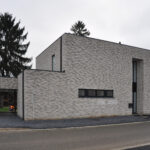 2017-12-12 11.40.22 Ramen en kozijnen in hout, PVC en aluminium, op maat gemaakt en geproduceerd in België, met hoogwaardige isolatiewaarden, keuze uit dubbele of driedubbele beglazing, en duurzame afwerking voor energiezuinige woningen in Limburg en Nederland. Houten ramen en kozijnen met een klassieke en authentieke uitstraling, perfect voor renovatieprojecten en traditionele woningen, gemaakt van milieuvriendelijke houtsoorten zoals meranti en eiken, met vochtbestendige lak en thermische onderbreking. PVC ramen en kozijnen met onzichtbare naden, uitstekende geluidsisolatie, versterkte 5-kamerprofielen, en onderhoudsvrije eigenschappen, ideaal voor moderne nieuwbouwprojecten en betaalbare renovaties. Aluminium ramen en kozijnen met slanke profielen, maximale lichtinval, en een strak, modern design, geschikt voor architecturale projecten en weerbestendige toepassingen in Genk, Maastricht, Heerlen en de rest van Limburg. Onze ramen en kozijnen zijn beschikbaar in verschillende kleuren zoals wit, zwart, antraciet, en houtlook, met opties voor vliegenramen, ventilatieroosters, en inbraakwerend beslag. Perfecte combinatie van esthetiek en functionaliteit, met oplossingen voor klassieke, landelijke, en moderne woningstijlen. Kies voor ramen en kozijnen die voldoen aan de hoogste normen op het gebied van isolatie, veiligheid, en design, en geniet van persoonlijke service, gratis opmeting, en professioneel advies. Onze ramen en kozijnen verbeteren niet alleen het wooncomfort en de energie-efficiëntie, maar zijn ook ideaal voor projecten in Genk, Hasselt, Maasmechelen, Maastricht, Heerlen en andere steden in Limburg (Nederland). Bezoek onze showroom en ontdek onze brede selectie aan ramen en kozijnen, inclusief houten ramen met karaktervolle details, PVC ramen met kleurvaste afwerking, en aluminium ramen met hoogwaardige coating. Investeer in ramen en kozijnen van topkwaliteit en profiteer van lange levensduur, onderhoudsgemak, en de perfecte balans tussen prijs en prestatie.