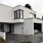 2017-12-12 12.08.59 Ramen en kozijnen in hout, PVC en aluminium, op maat gemaakt en geproduceerd in België, met hoogwaardige isolatiewaarden, keuze uit dubbele of driedubbele beglazing, en duurzame afwerking voor energiezuinige woningen in Limburg en Nederland. Houten ramen en kozijnen met een klassieke en authentieke uitstraling, perfect voor renovatieprojecten en traditionele woningen, gemaakt van milieuvriendelijke houtsoorten zoals meranti en eiken, met vochtbestendige lak en thermische onderbreking. PVC ramen en kozijnen met onzichtbare naden, uitstekende geluidsisolatie, versterkte 5-kamerprofielen, en onderhoudsvrije eigenschappen, ideaal voor moderne nieuwbouwprojecten en betaalbare renovaties. Aluminium ramen en kozijnen met slanke profielen, maximale lichtinval, en een strak, modern design, geschikt voor architecturale projecten en weerbestendige toepassingen in Genk, Maastricht, Heerlen en de rest van Limburg. Onze ramen en kozijnen zijn beschikbaar in verschillende kleuren zoals wit, zwart, antraciet, en houtlook, met opties voor vliegenramen, ventilatieroosters, en inbraakwerend beslag. Perfecte combinatie van esthetiek en functionaliteit, met oplossingen voor klassieke, landelijke, en moderne woningstijlen. Kies voor ramen en kozijnen die voldoen aan de hoogste normen op het gebied van isolatie, veiligheid, en design, en geniet van persoonlijke service, gratis opmeting, en professioneel advies. Onze ramen en kozijnen verbeteren niet alleen het wooncomfort en de energie-efficiëntie, maar zijn ook ideaal voor projecten in Genk, Hasselt, Maasmechelen, Maastricht, Heerlen en andere steden in Limburg (Nederland). Bezoek onze showroom en ontdek onze brede selectie aan ramen en kozijnen, inclusief houten ramen met karaktervolle details, PVC ramen met kleurvaste afwerking, en aluminium ramen met hoogwaardige coating. Investeer in ramen en kozijnen van topkwaliteit en profiteer van lange levensduur, onderhoudsgemak, en de perfecte balans tussen prijs en prestatie.