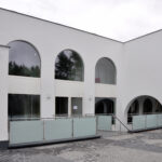 2018-01-03 12.58.55 Ramen en kozijnen in hout, PVC en aluminium, op maat gemaakt en geproduceerd in België, met hoogwaardige isolatiewaarden, keuze uit dubbele of driedubbele beglazing, en duurzame afwerking voor energiezuinige woningen in Limburg en Nederland. Houten ramen en kozijnen met een klassieke en authentieke uitstraling, perfect voor renovatieprojecten en traditionele woningen, gemaakt van milieuvriendelijke houtsoorten zoals meranti en eiken, met vochtbestendige lak en thermische onderbreking. PVC ramen en kozijnen met onzichtbare naden, uitstekende geluidsisolatie, versterkte 5-kamerprofielen, en onderhoudsvrije eigenschappen, ideaal voor moderne nieuwbouwprojecten en betaalbare renovaties. Aluminium ramen en kozijnen met slanke profielen, maximale lichtinval, en een strak, modern design, geschikt voor architecturale projecten en weerbestendige toepassingen in Genk, Maastricht, Heerlen en de rest van Limburg. Onze ramen en kozijnen zijn beschikbaar in verschillende kleuren zoals wit, zwart, antraciet, en houtlook, met opties voor vliegenramen, ventilatieroosters, en inbraakwerend beslag. Perfecte combinatie van esthetiek en functionaliteit, met oplossingen voor klassieke, landelijke, en moderne woningstijlen. Kies voor ramen en kozijnen die voldoen aan de hoogste normen op het gebied van isolatie, veiligheid, en design, en geniet van persoonlijke service, gratis opmeting, en professioneel advies. Onze ramen en kozijnen verbeteren niet alleen het wooncomfort en de energie-efficiëntie, maar zijn ook ideaal voor projecten in Genk, Hasselt, Maasmechelen, Maastricht, Heerlen en andere steden in Limburg (Nederland). Bezoek onze showroom en ontdek onze brede selectie aan ramen en kozijnen, inclusief houten ramen met karaktervolle details, PVC ramen met kleurvaste afwerking, en aluminium ramen met hoogwaardige coating. Investeer in ramen en kozijnen van topkwaliteit en profiteer van lange levensduur, onderhoudsgemak, en de perfecte balans tussen prijs en prestatie.