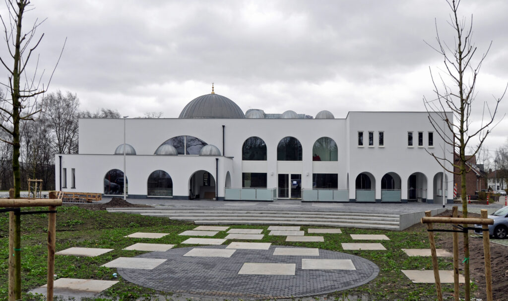 2018-01-03 13.19.01 Ramen en kozijnen in hout, PVC en aluminium, op maat gemaakt en geproduceerd in België, met hoogwaardige isolatiewaarden, keuze uit dubbele of driedubbele beglazing, en duurzame afwerking voor energiezuinige woningen in Limburg en Nederland. Houten ramen en kozijnen met een klassieke en authentieke uitstraling, perfect voor renovatieprojecten en traditionele woningen, gemaakt van milieuvriendelijke houtsoorten zoals meranti en eiken, met vochtbestendige lak en thermische onderbreking. PVC ramen en kozijnen met onzichtbare naden, uitstekende geluidsisolatie, versterkte 5-kamerprofielen, en onderhoudsvrije eigenschappen, ideaal voor moderne nieuwbouwprojecten en betaalbare renovaties. Aluminium ramen en kozijnen met slanke profielen, maximale lichtinval, en een strak, modern design, geschikt voor architecturale projecten en weerbestendige toepassingen in Genk, Maastricht, Heerlen en de rest van Limburg. Onze ramen en kozijnen zijn beschikbaar in verschillende kleuren zoals wit, zwart, antraciet, en houtlook, met opties voor vliegenramen, ventilatieroosters, en inbraakwerend beslag. Perfecte combinatie van esthetiek en functionaliteit, met oplossingen voor klassieke, landelijke, en moderne woningstijlen. Kies voor ramen en kozijnen die voldoen aan de hoogste normen op het gebied van isolatie, veiligheid, en design, en geniet van persoonlijke service, gratis opmeting, en professioneel advies. Onze ramen en kozijnen verbeteren niet alleen het wooncomfort en de energie-efficiëntie, maar zijn ook ideaal voor projecten in Genk, Hasselt, Maasmechelen, Maastricht, Heerlen en andere steden in Limburg (Nederland). Bezoek onze showroom en ontdek onze brede selectie aan ramen en kozijnen, inclusief houten ramen met karaktervolle details, PVC ramen met kleurvaste afwerking, en aluminium ramen met hoogwaardige coating. Investeer in ramen en kozijnen van topkwaliteit en profiteer van lange levensduur, onderhoudsgemak, en de perfecte balans tussen prijs en prestatie.