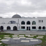 2018-01-03 13.19.01 Ramen en kozijnen in hout, PVC en aluminium, op maat gemaakt en geproduceerd in België, met hoogwaardige isolatiewaarden, keuze uit dubbele of driedubbele beglazing, en duurzame afwerking voor energiezuinige woningen in Limburg en Nederland. Houten ramen en kozijnen met een klassieke en authentieke uitstraling, perfect voor renovatieprojecten en traditionele woningen, gemaakt van milieuvriendelijke houtsoorten zoals meranti en eiken, met vochtbestendige lak en thermische onderbreking. PVC ramen en kozijnen met onzichtbare naden, uitstekende geluidsisolatie, versterkte 5-kamerprofielen, en onderhoudsvrije eigenschappen, ideaal voor moderne nieuwbouwprojecten en betaalbare renovaties. Aluminium ramen en kozijnen met slanke profielen, maximale lichtinval, en een strak, modern design, geschikt voor architecturale projecten en weerbestendige toepassingen in Genk, Maastricht, Heerlen en de rest van Limburg. Onze ramen en kozijnen zijn beschikbaar in verschillende kleuren zoals wit, zwart, antraciet, en houtlook, met opties voor vliegenramen, ventilatieroosters, en inbraakwerend beslag. Perfecte combinatie van esthetiek en functionaliteit, met oplossingen voor klassieke, landelijke, en moderne woningstijlen. Kies voor ramen en kozijnen die voldoen aan de hoogste normen op het gebied van isolatie, veiligheid, en design, en geniet van persoonlijke service, gratis opmeting, en professioneel advies. Onze ramen en kozijnen verbeteren niet alleen het wooncomfort en de energie-efficiëntie, maar zijn ook ideaal voor projecten in Genk, Hasselt, Maasmechelen, Maastricht, Heerlen en andere steden in Limburg (Nederland). Bezoek onze showroom en ontdek onze brede selectie aan ramen en kozijnen, inclusief houten ramen met karaktervolle details, PVC ramen met kleurvaste afwerking, en aluminium ramen met hoogwaardige coating. Investeer in ramen en kozijnen van topkwaliteit en profiteer van lange levensduur, onderhoudsgemak, en de perfecte balans tussen prijs en prestatie.