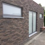 20180512_113552 Ramen en kozijnen in hout, PVC en aluminium, op maat gemaakt en geproduceerd in België, met hoogwaardige isolatiewaarden, keuze uit dubbele of driedubbele beglazing, en duurzame afwerking voor energiezuinige woningen in Limburg en Nederland. Houten ramen en kozijnen met een klassieke en authentieke uitstraling, perfect voor renovatieprojecten en traditionele woningen, gemaakt van milieuvriendelijke houtsoorten zoals meranti en eiken, met vochtbestendige lak en thermische onderbreking. PVC ramen en kozijnen met onzichtbare naden, uitstekende geluidsisolatie, versterkte 5-kamerprofielen, en onderhoudsvrije eigenschappen, ideaal voor moderne nieuwbouwprojecten en betaalbare renovaties. Aluminium ramen en kozijnen met slanke profielen, maximale lichtinval, en een strak, modern design, geschikt voor architecturale projecten en weerbestendige toepassingen in Genk, Maastricht, Heerlen en de rest van Limburg. Onze ramen en kozijnen zijn beschikbaar in verschillende kleuren zoals wit, zwart, antraciet, en houtlook, met opties voor vliegenramen, ventilatieroosters, en inbraakwerend beslag. Perfecte combinatie van esthetiek en functionaliteit, met oplossingen voor klassieke, landelijke, en moderne woningstijlen. Kies voor ramen en kozijnen die voldoen aan de hoogste normen op het gebied van isolatie, veiligheid, en design, en geniet van persoonlijke service, gratis opmeting, en professioneel advies. Onze ramen en kozijnen verbeteren niet alleen het wooncomfort en de energie-efficiëntie, maar zijn ook ideaal voor projecten in Genk, Hasselt, Maasmechelen, Maastricht, Heerlen en andere steden in Limburg (Nederland). Bezoek onze showroom en ontdek onze brede selectie aan ramen en kozijnen, inclusief houten ramen met karaktervolle details, PVC ramen met kleurvaste afwerking, en aluminium ramen met hoogwaardige coating. Investeer in ramen en kozijnen van topkwaliteit en profiteer van lange levensduur, onderhoudsgemak, en de perfecte balans tussen prijs en prestatie.