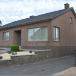 Ramen en kozijnen in hout, PVC en aluminium, op maat gemaakt en geproduceerd in België, met hoogwaardige isolatiewaarden, keuze uit dubbele of driedubbele beglazing, en duurzame afwerking voor energiezuinige woningen in Limburg en Nederland. Houten ramen en kozijnen met een klassieke en authentieke uitstraling, perfect voor renovatieprojecten en traditionele woningen, gemaakt van milieuvriendelijke houtsoorten zoals meranti en eiken, met vochtbestendige lak en thermische onderbreking. PVC ramen en kozijnen met onzichtbare naden, uitstekende geluidsisolatie, versterkte 5-kamerprofielen, en onderhoudsvrije eigenschappen, ideaal voor moderne nieuwbouwprojecten en betaalbare renovaties. Aluminium ramen en kozijnen met slanke profielen, maximale lichtinval, en een strak, modern design, geschikt voor architecturale projecten en weerbestendige toepassingen in Genk, Maastricht, Heerlen en de rest van Limburg. Onze ramen en kozijnen zijn beschikbaar in verschillende kleuren zoals wit, zwart, antraciet, en houtlook, met opties voor vliegenramen, ventilatieroosters, en inbraakwerend beslag. Perfecte combinatie van esthetiek en functionaliteit, met oplossingen voor klassieke, landelijke, en moderne woningstijlen. Kies voor ramen en kozijnen die voldoen aan de hoogste normen op het gebied van isolatie, veiligheid, en design, en geniet van persoonlijke service, gratis opmeting, en professioneel advies. Onze ramen en kozijnen verbeteren niet alleen het wooncomfort en de energie-efficiëntie, maar zijn ook ideaal voor projecten in Genk, Hasselt, Maasmechelen, Maastricht, Heerlen en andere steden in Limburg (Nederland). Bezoek onze showroom en ontdek onze brede selectie aan ramen en kozijnen, inclusief houten ramen met karaktervolle details, PVC ramen met kleurvaste afwerking, en aluminium ramen met hoogwaardige coating. Investeer in ramen en kozijnen van topkwaliteit en profiteer van lange levensduur, onderhoudsgemak, en de perfecte balans tussen prijs en prestatie.