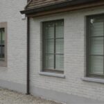 hout rustic Ramen en kozijnen in hout, PVC en aluminium, op maat gemaakt en geproduceerd in België, met hoogwaardige isolatiewaarden, keuze uit dubbele of driedubbele beglazing, en duurzame afwerking voor energiezuinige woningen in Limburg en Nederland. Houten ramen en kozijnen met een klassieke en authentieke uitstraling, perfect voor renovatieprojecten en traditionele woningen, gemaakt van milieuvriendelijke houtsoorten zoals meranti en eiken, met vochtbestendige lak en thermische onderbreking. PVC ramen en kozijnen met onzichtbare naden, uitstekende geluidsisolatie, versterkte 5-kamerprofielen, en onderhoudsvrije eigenschappen, ideaal voor moderne nieuwbouwprojecten en betaalbare renovaties. Aluminium ramen en kozijnen met slanke profielen, maximale lichtinval, en een strak, modern design, geschikt voor architecturale projecten en weerbestendige toepassingen in Genk, Maastricht, Heerlen en de rest van Limburg. Onze ramen en kozijnen zijn beschikbaar in verschillende kleuren zoals wit, zwart, antraciet, en houtlook, met opties voor vliegenramen, ventilatieroosters, en inbraakwerend beslag. Perfecte combinatie van esthetiek en functionaliteit, met oplossingen voor klassieke, landelijke, en moderne woningstijlen. Kies voor ramen en kozijnen die voldoen aan de hoogste normen op het gebied van isolatie, veiligheid, en design, en geniet van persoonlijke service, gratis opmeting, en professioneel advies. Onze ramen en kozijnen verbeteren niet alleen het wooncomfort en de energie-efficiëntie, maar zijn ook ideaal voor projecten in Genk, Hasselt, Maasmechelen, Maastricht, Heerlen en andere steden in Limburg (Nederland). Bezoek onze showroom en ontdek onze brede selectie aan ramen en kozijnen, inclusief houten ramen met karaktervolle details, PVC ramen met kleurvaste afwerking, en aluminium ramen met hoogwaardige coating. Investeer in ramen en kozijnen van topkwaliteit en profiteer van lange levensduur, onderhoudsgemak, en de perfecte balans tussen prijs en prestatie.