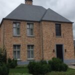 windmolders 2 Ramen en kozijnen in hout, PVC en aluminium, op maat gemaakt en geproduceerd in België, met hoogwaardige isolatiewaarden, keuze uit dubbele of driedubbele beglazing, en duurzame afwerking voor energiezuinige woningen in Limburg en Nederland. Houten ramen en kozijnen met een klassieke en authentieke uitstraling, perfect voor renovatieprojecten en traditionele woningen, gemaakt van milieuvriendelijke houtsoorten zoals meranti en eiken, met vochtbestendige lak en thermische onderbreking. PVC ramen en kozijnen met onzichtbare naden, uitstekende geluidsisolatie, versterkte 5-kamerprofielen, en onderhoudsvrije eigenschappen, ideaal voor moderne nieuwbouwprojecten en betaalbare renovaties. Aluminium ramen en kozijnen met slanke profielen, maximale lichtinval, en een strak, modern design, geschikt voor architecturale projecten en weerbestendige toepassingen in Genk, Maastricht, Heerlen en de rest van Limburg. Onze ramen en kozijnen zijn beschikbaar in verschillende kleuren zoals wit, zwart, antraciet, en houtlook, met opties voor vliegenramen, ventilatieroosters, en inbraakwerend beslag. Perfecte combinatie van esthetiek en functionaliteit, met oplossingen voor klassieke, landelijke, en moderne woningstijlen. Kies voor ramen en kozijnen die voldoen aan de hoogste normen op het gebied van isolatie, veiligheid, en design, en geniet van persoonlijke service, gratis opmeting, en professioneel advies. Onze ramen en kozijnen verbeteren niet alleen het wooncomfort en de energie-efficiëntie, maar zijn ook ideaal voor projecten in Genk, Hasselt, Maasmechelen, Maastricht, Heerlen en andere steden in Limburg (Nederland). Bezoek onze showroom en ontdek onze brede selectie aan ramen en kozijnen, inclusief houten ramen met karaktervolle details, PVC ramen met kleurvaste afwerking, en aluminium ramen met hoogwaardige coating. Investeer in ramen en kozijnen van topkwaliteit en profiteer van lange levensduur, onderhoudsgemak, en de perfecte balans tussen prijs en prestatie.